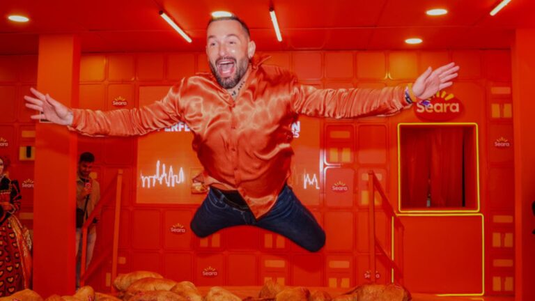 Diego Hypólito se diverte na Air Fryer gigante (Crédito @tomzefonseca)