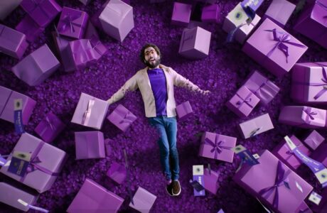 Frame da campanha dos 15 anos da OLX no Brasil