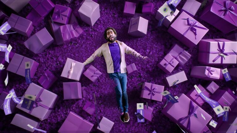 Frame da campanha dos 15 anos da OLX no Brasil