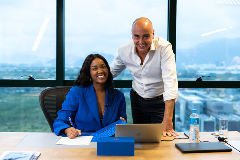 IZA e o CEO da TIM, Alberto Griselli Foto Vitor Brugger