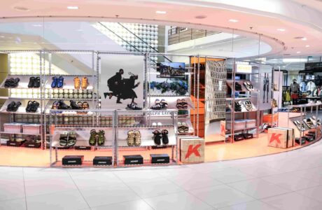 Kenner desembarca na Galeries Lafayette com sandálias arrojadas que exaltam o streetwear brasileiro (1)