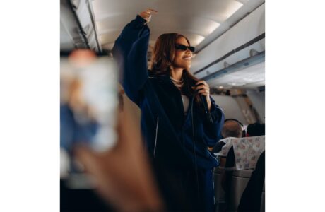 Ludmilla faz show surpresa em voo da LATAM em aquecimento para o The Town