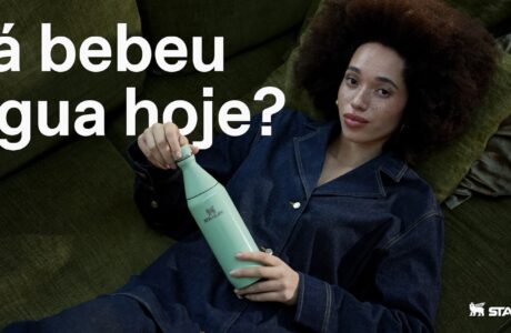 Stanley 1913 aposta nas garrafas da linha Hidratação em nova campanha nacional