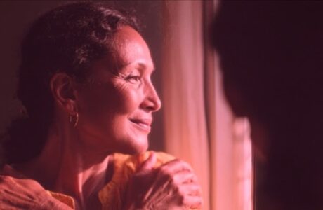 BB Seguros transforma sol em cor rosa para um chamado ao cuidado com o corpo