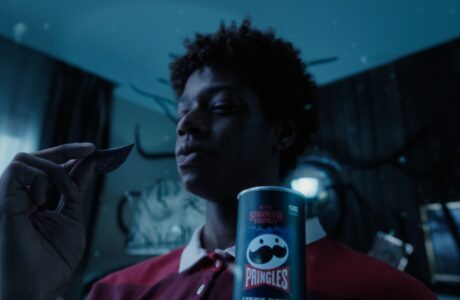 Campanha de lançamento dos novos sabores de Pringles® tem filme com mundo invertido e ação inédita para fandom de Stranger Things