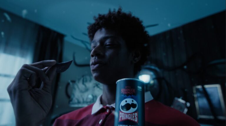 Campanha de lançamento dos novos sabores de Pringles® tem filme com mundo invertido e ação inédita para fandom de Stranger Things