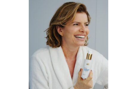 Débora Bloch se despede do topete de Odete Roitman com Dove Hair