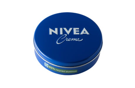 Embalagem azul da latinha NIVEA Creme celebra 100 anos (1)