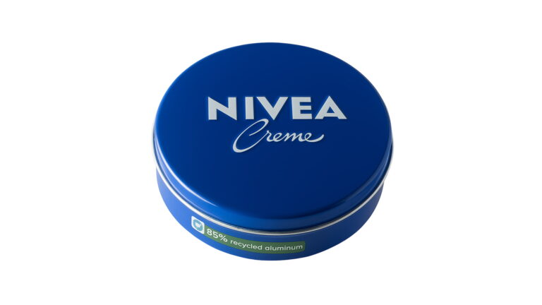 Embalagem azul da latinha NIVEA Creme celebra 100 anos (1)