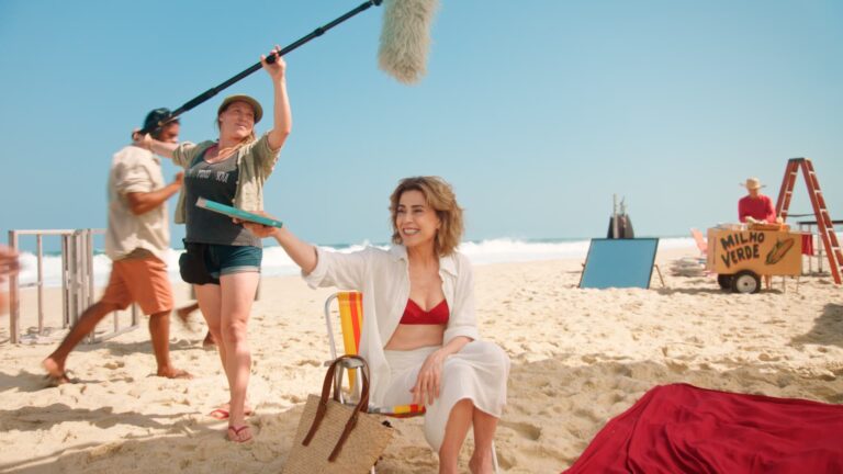 Havaianas e Fernanda Torres estreiam nova campanha no horário nobre