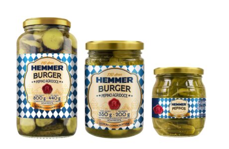 Hemmer celebra 110 anos e lança nova embalagem de Pepino Burger na Oktoberfest 2025