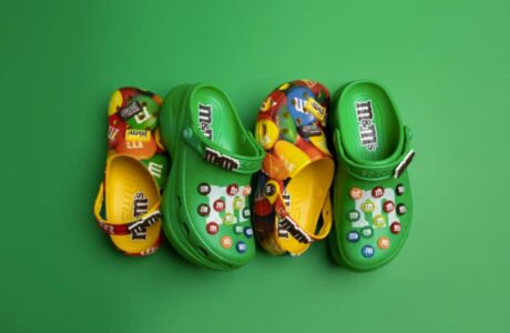 Lançamento de M&M’S® e CROCS chega ao Brasil em edição limitada