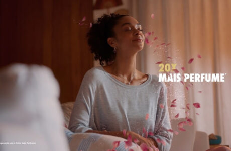 Nova campanha de Veja mostra “dilema” de ter uma casa perfumada