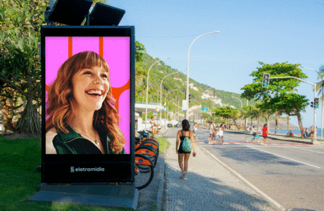 Totem Eletromidia na orla da praia de São Conrado, Rio de Janeiro Foto divulgação