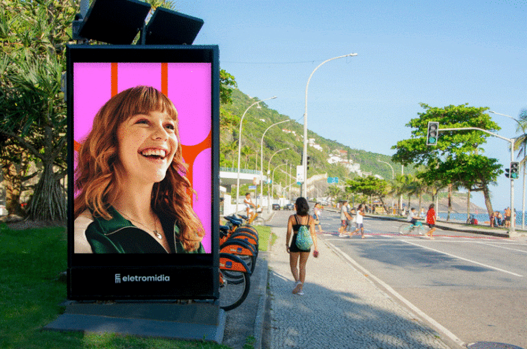 Totem Eletromidia na orla da praia de São Conrado, Rio de Janeiro Foto divulgação