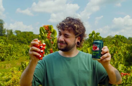 Guaraná Antarctica destaca sua conexão com a Amazônia em nova versão de comercial clássico dos anos 9_0