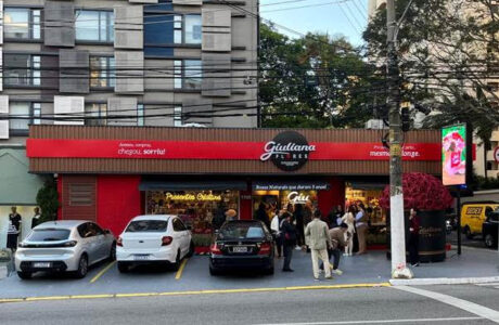 Indianópolis recebe nova loja da Giuliana Flores