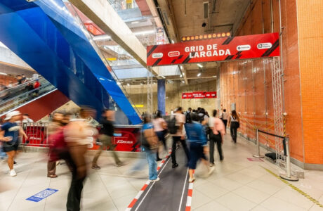 JCDecaux traz grid de largada da Fórmula 1 para a Estação Pinheiros do metrô de SP