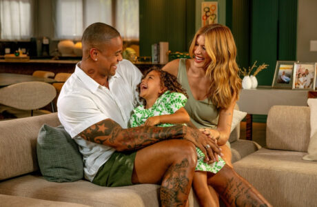 Léo Santana, Lore Improta e a pequena Liz estrelam nova campanha do Sicredi