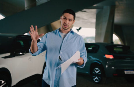 Peugeot veicula na TV campanha publicitária com Gabriel Leone e exibe 208 e 2008 híbridos no intervalo da Fórmula 1