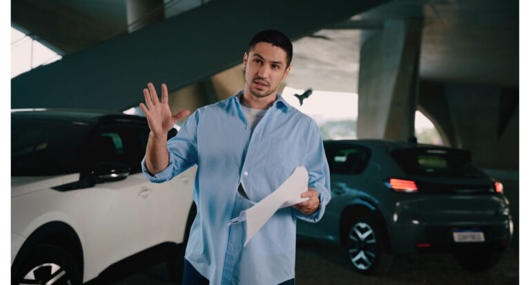 Peugeot veicula na TV campanha publicitária com Gabriel Leone e exibe 208 e 2008 híbridos no intervalo da Fórmula 1