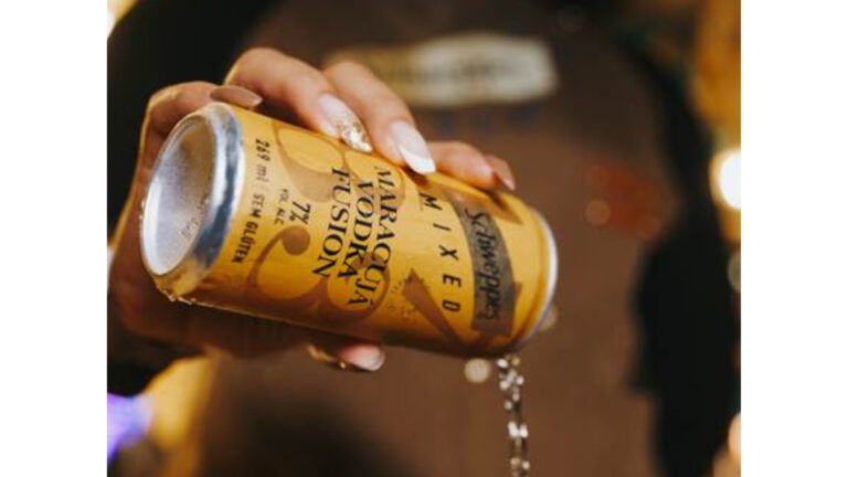 Schweppes Mixed lança novo sabor Caipivodka Maracujá