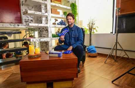 Selton Mello é a estrela da campanha de fim de ano de Lacta que transforma o chocolate em gesto de carinho