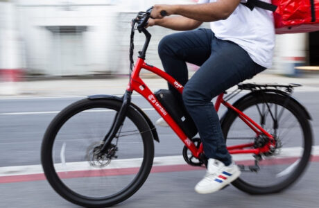 iFood anuncia até R$300 milhões para expandir entregas com e-bikes