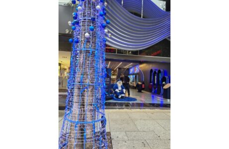 TIM monta arvore dos desejos em flagship com doações para ONG da rede Gerando Falcões