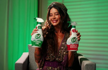 Aline Campos fecha parceria com Cif para promover espuma milagrosa