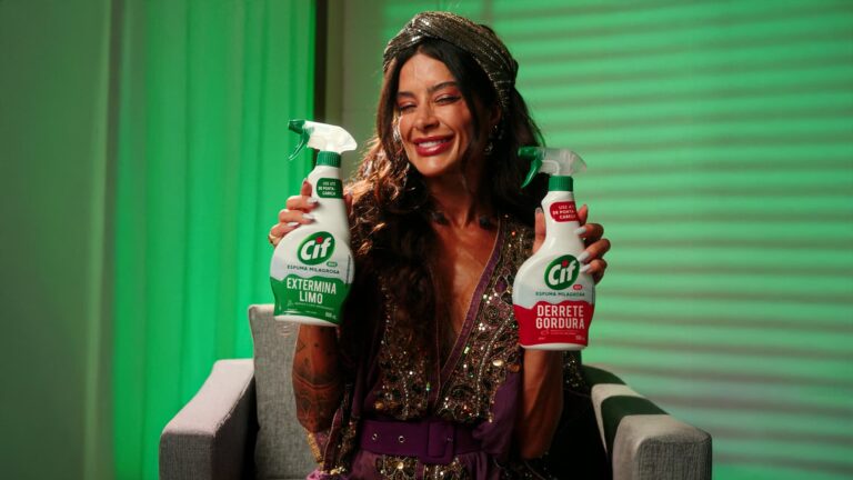 Aline Campos fecha parceria com Cif para promover espuma milagrosa