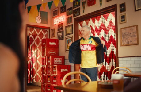 Brahma apresenta o Carnaval a Carlo Ancelotti em tour especial pelas principais festas do Brasil