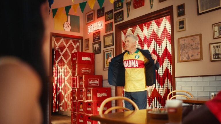 Brahma apresenta o Carnaval a Carlo Ancelotti em tour especial pelas principais festas do Brasil