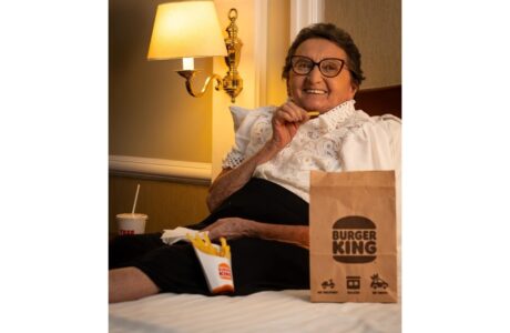 Burger King® brinca com a expectativa de premiação internacional em ação com Tânia Maria