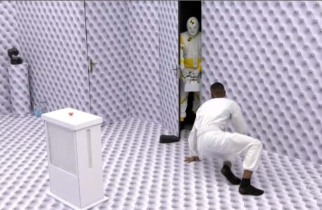 Cif Espuma Milagrosa entra no quarto branco, garante a limpeza do banheiro e premia Lívia com R$ 50 mil por ser a primeira a desistir da disputa