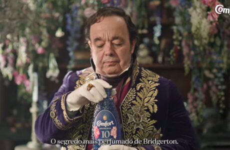 Comfort escala guardião de segredos de Bridgerton para estrelar campanha