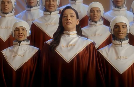 Coral de robôs canta “Tocando em frente” em campanha de Natal da Lupo