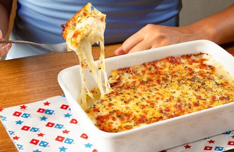 Domino’s renova sua linha de Lasanhas com receita mais cremosa