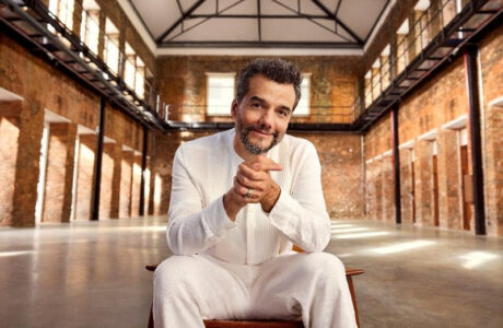 Elo celebra cultura nacional em campanha inspirada na trajetória de Wagner Moura