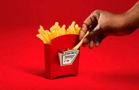 HEINZ lança a primeira caixa de batata frita com compartimento para ketchup em onze países ao redor do mundo