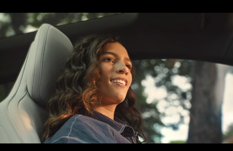 Volvo apresenta EX30 Ultra Twin Motor em campanha com Rayssa Leal