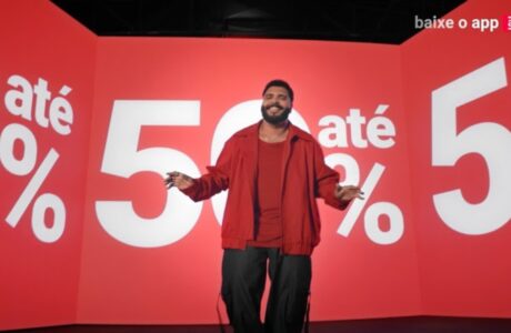 Americanas lança campanha Cestaaaço com Paulo Vieira para transformar sextas-feiras em data proprietária da marca