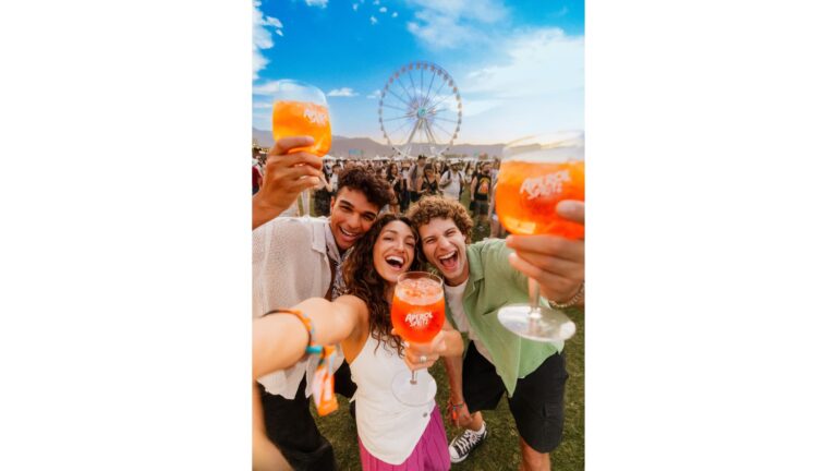 Aperol vai mandar alguém pro Coachella com tudo pago!