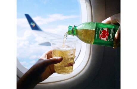 Azul e Ambev se unem e passam a oferecer Guaraná Antarctica e outras bebidas nos voos