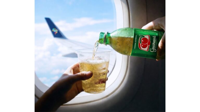 Azul e Ambev se unem e passam a oferecer Guaraná Antarctica e outras bebidas nos voos