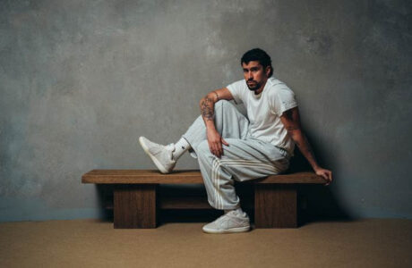 Bad Bunny estreia o BadBo 1.0 na cor branca durante o show do intervalo do Super Bowl LX