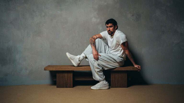 Bad Bunny estreia o BadBo 1.0 na cor branca durante o show do intervalo do Super Bowl LX