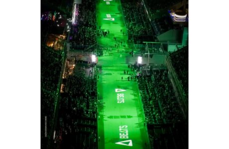 Beats inaugura o Carnaval com projeção inédita na Sapucaí e voz de Anitta dando o play no espetáculo