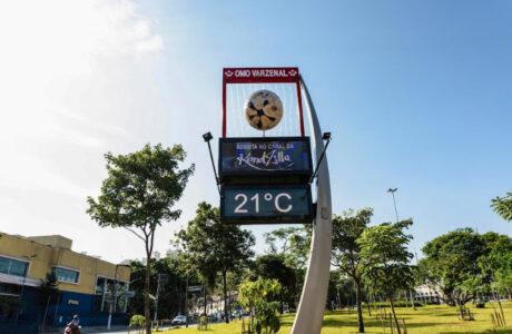 Bizsys desenvolve ativação tecnológica para documentário de OMO, Varzenal – Se Sujar É Glória, e transforma relógio de rua em gol em movimento