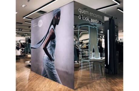C&A transforma vitrines em palco para clientes durante a Semana Jeans